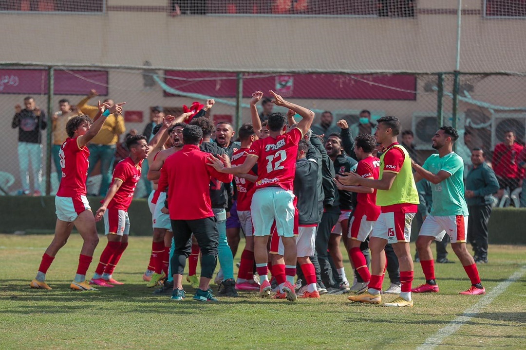 احتفال لاعبي الأهلي بالفوز بلقب دوري الجمهورية مواليد 99