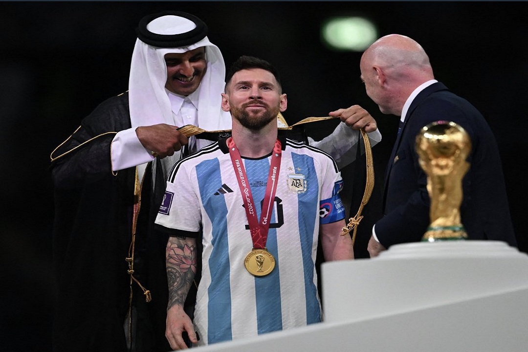 ليونيل ميسي بالبشت العربي أثناء التتويج بكأس العالم قطر 2022