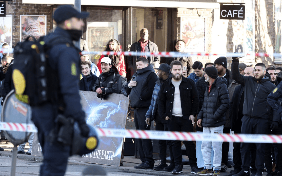 الشرطة تحاول منع متطرفين من الاقتراب من أحد مساجد أوروبا - أرشيفية